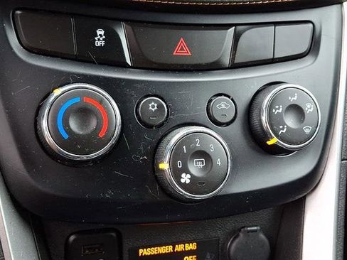 Used 2019 Chevrolet Trax LT w/ LT Convenience Package AWD/4WD image 16