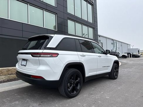 Used 2023 Jeep Grand Cherokee Altitude AWD/4WD image 3