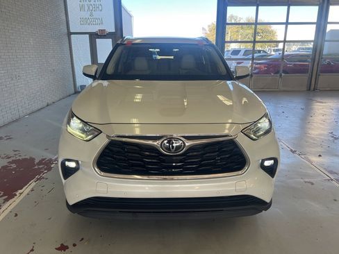 Used 2023 Toyota Highlander Limited image 2
