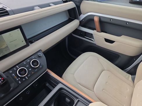 Used 2020 Land Rover Defender 110 SE image 31