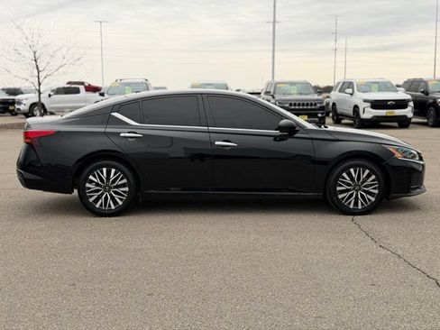 Used 2025 Nissan Altima 2.5 SV FWD image 5