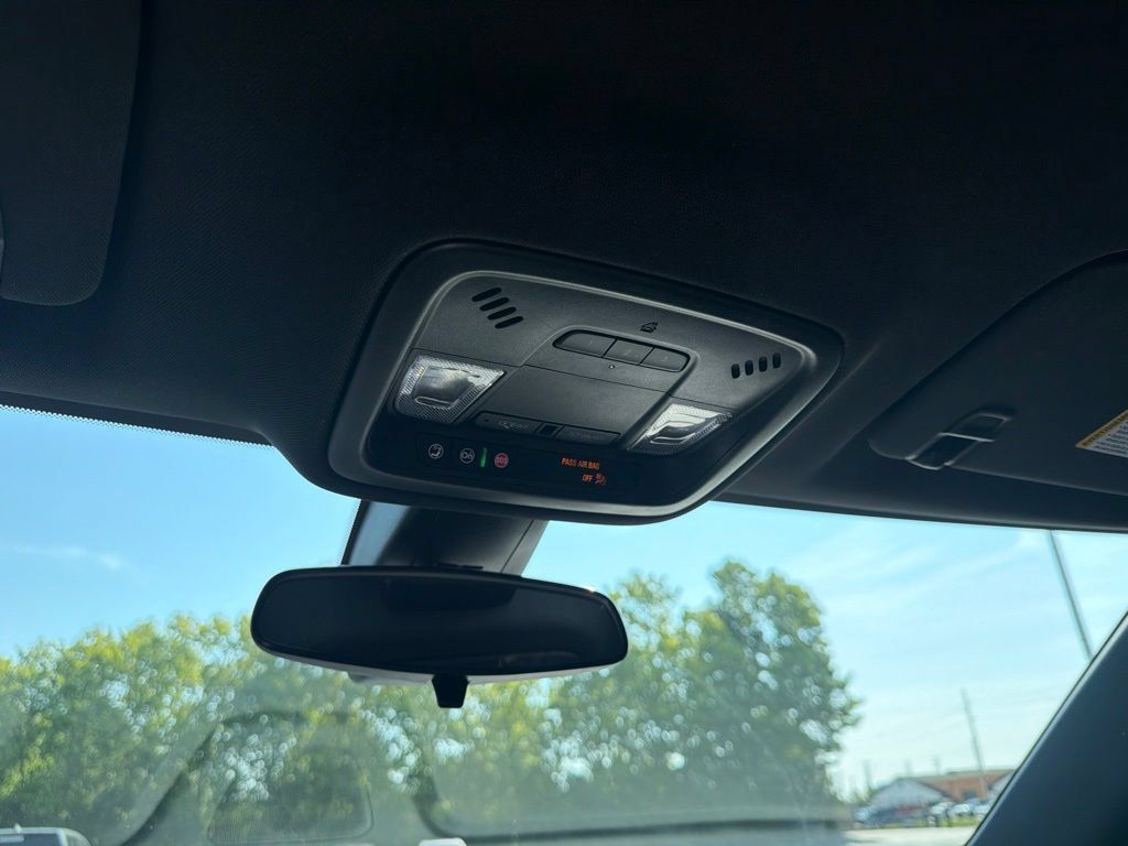 Used 2023 Chevrolet Traverse LT FWD image 13