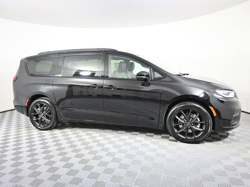Used 2025 Chrysler Pacifica Limited w/ Trailer Tow Group AWD/4WD image 8