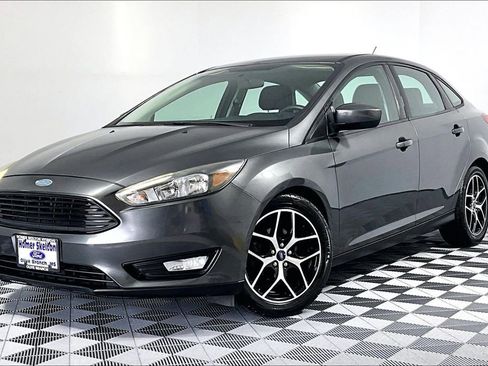 Used 2018 Ford Focus SE w/ SE Appearance Package FWD image 2