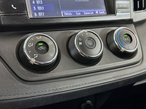 Used 2018 Toyota RAV4 LE FWD image 23