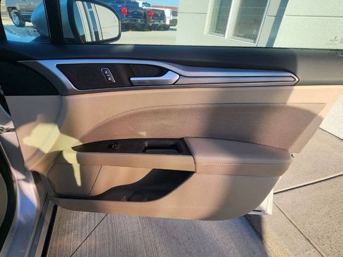 Used 2019 Ford Fusion SE FWD image 17