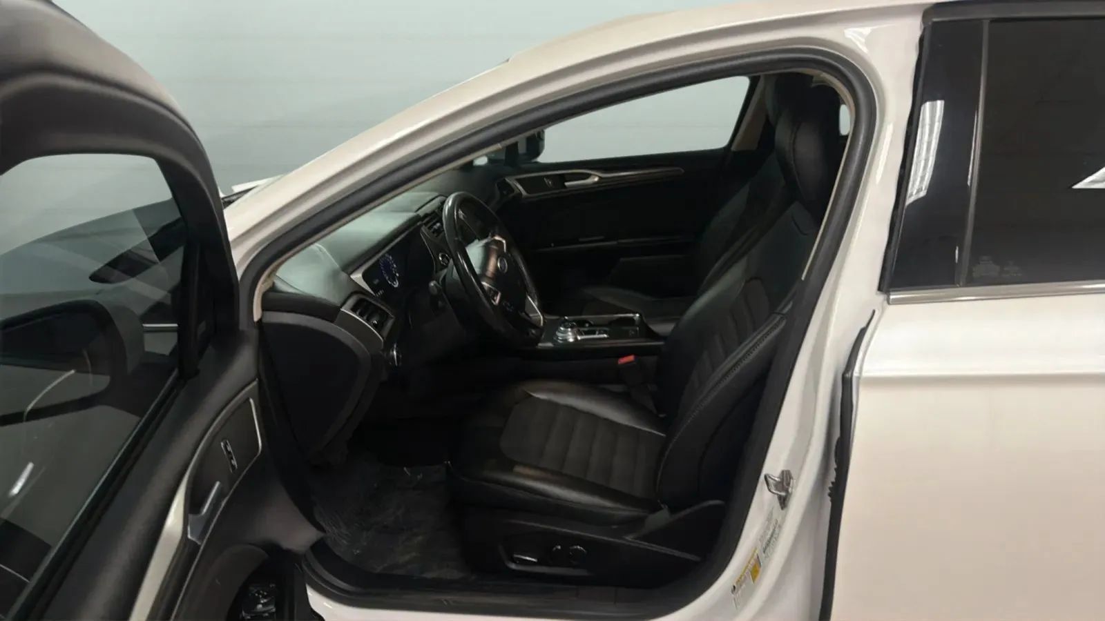 Used 2017 Ford Fusion SE w/ Equipment Group 201A FWD image 21