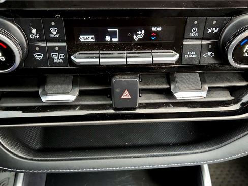 Used 2023 Toyota Highlander LE image 32