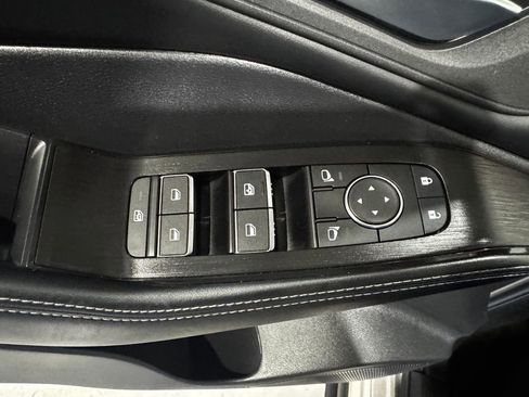 Used 2025 Nissan Rogue SL AWD/4WD image 17