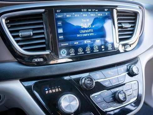 Used 2017 Chrysler Pacifica Touring-L Plus image 21