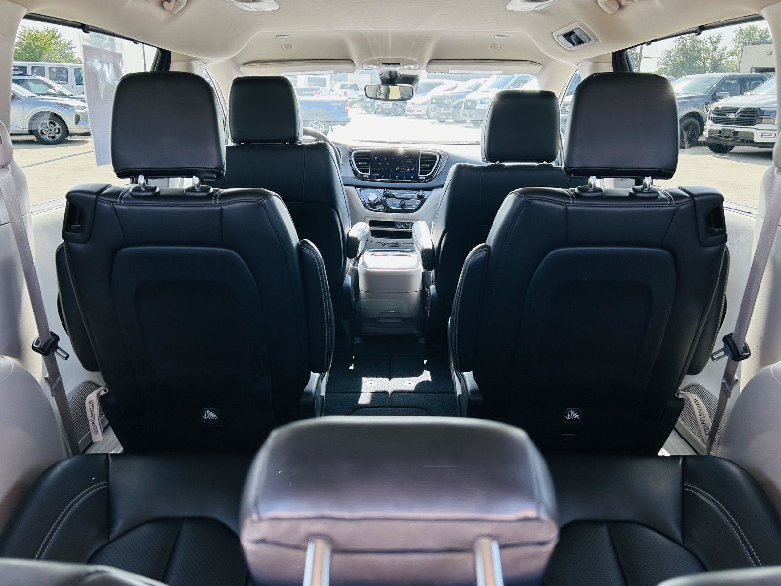 Used 2023 Chrysler Pacifica Touring-L FWD image 28