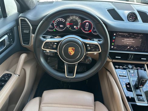 Used 2022 Porsche Cayenne Coupe image 16