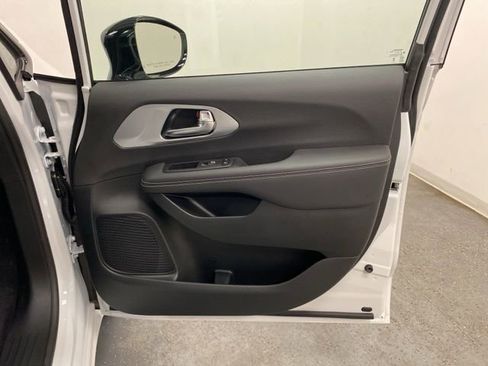 Used 2026 Chrysler Pacifica Limited w/ S Appearance Package image 27