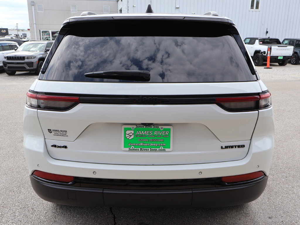 Used 2023 Jeep Grand Cherokee Limited w/ Black Appearance Package AWD/4WD image 4