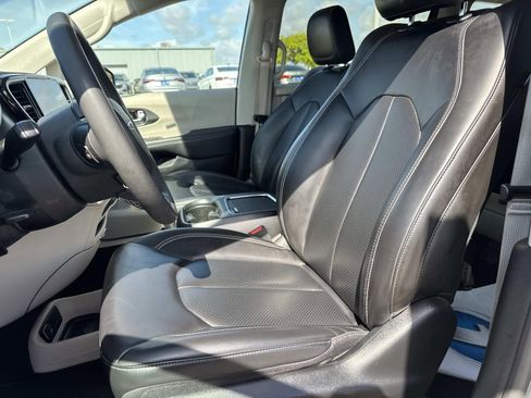 Used 2023 Chrysler Pacifica Touring-L FWD image 17