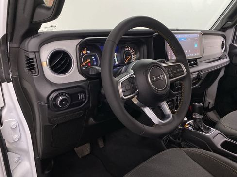 Used 2025 Jeep Wrangler Unlimited Sahara AWD/4WD image 2
