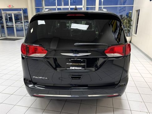 Used 2017 Chrysler Pacifica Touring-L w/ Tire & Wheel Group image 5