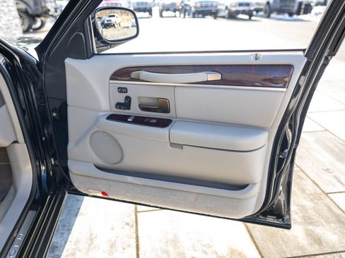 Used 2009 Lincoln Town Car Signature Limited image 32