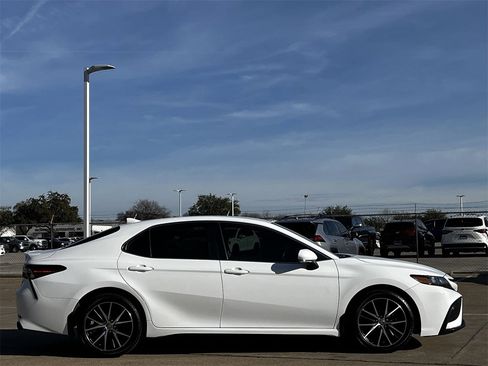 Used 2023 Toyota Camry SE image 3