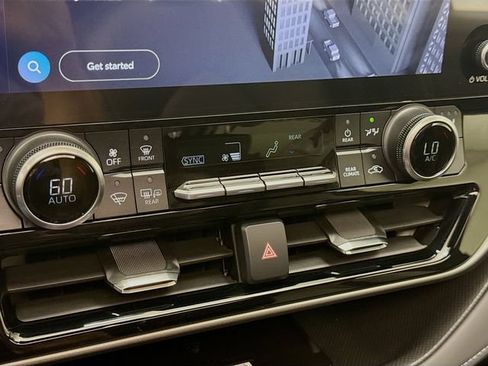 Used 2024 Toyota Highlander XLE AWD/4WD image 16