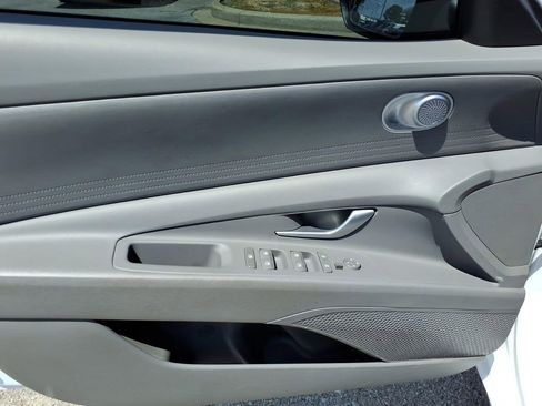 Used 2025 Hyundai Elantra SE FWD image 3
