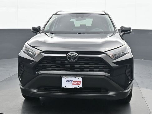 Used 2019 Toyota RAV4 LE image 1