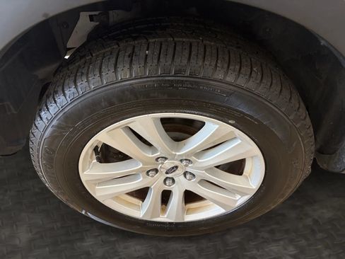 Used 2018 Ford Explorer XLT w/ Equipment Group 202A AWD/4WD image 43