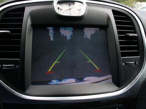 Used 2011 Chrysler 300 C RWD image 9