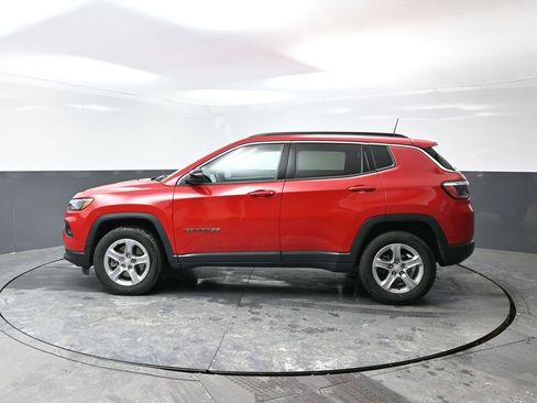 Used 2024 Jeep Compass Latitude image 10
