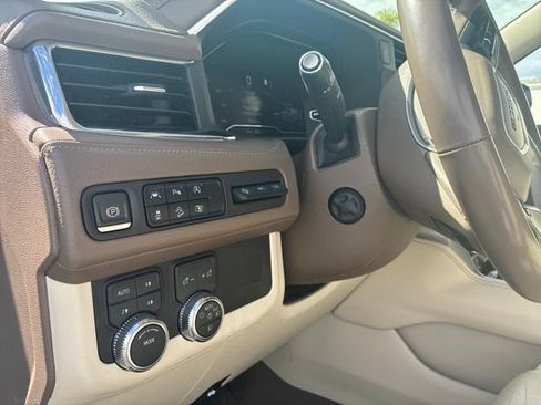 Used 2023 GMC Yukon XL Denali AWD/4WD image 2