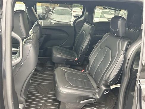 Used 2020 Chrysler Pacifica Touring-L w/ Advanced Safetytec Group image 20