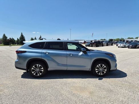 Used 2024 Toyota Highlander XLE AWD/4WD image 4