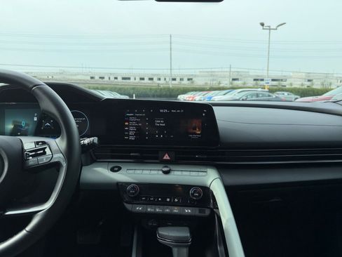 Used 2025 Hyundai Elantra Limited image 17