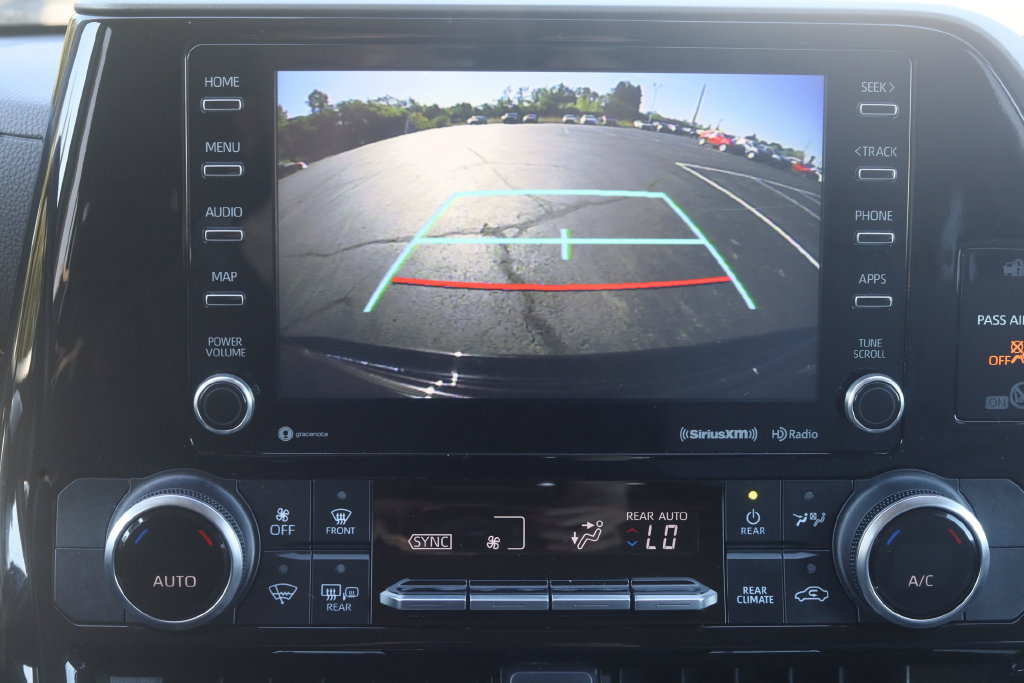 Used 2022 Toyota Highlander LE AWD/4WD image 31