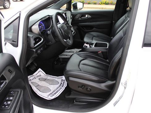 Used 2025 Chrysler Pacifica Select FWD image 12