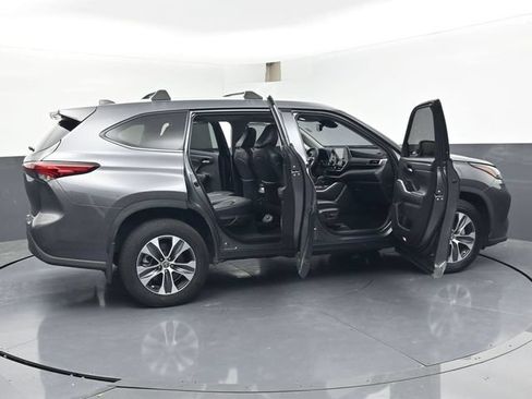 Used 2022 Toyota Highlander XLE AWD/4WD image 49