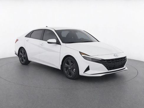 Used 2022 Hyundai Elantra SEL w/ Convenience Package FWD image 2