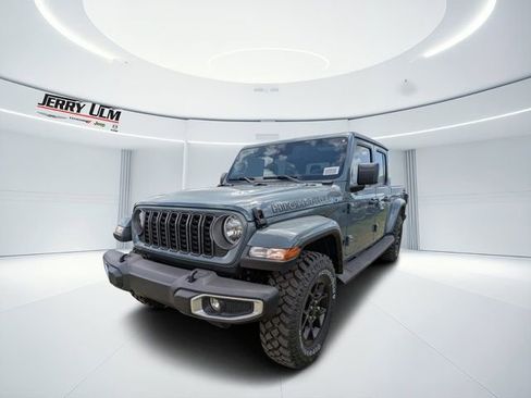 Used 2025 Jeep Gladiator Sport image 6