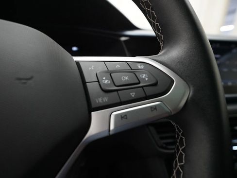 Used 2023 Volkswagen Taos SE w/ Panoramic Sunroof Package FWD image 18
