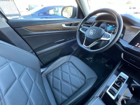 Used 2025 Volkswagen Atlas SE image 35