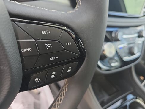 Used 2025 Chrysler Pacifica Limited FWD image 14