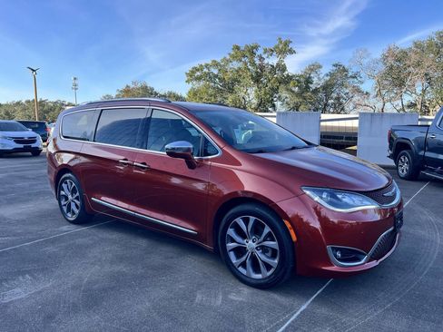 Used 2018 Chrysler Pacifica Limited w/ Tire & Wheel Group image 2