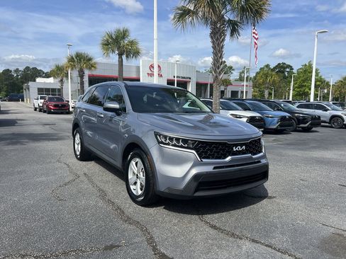 Used 2022 Kia Sorento LX FWD image 2