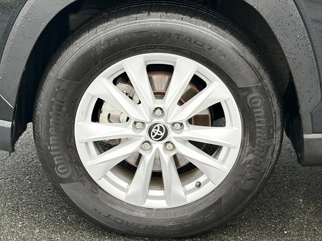 Used 2023 Toyota Corolla Cross LE w/ Moonroof Package AWD/4WD image 2