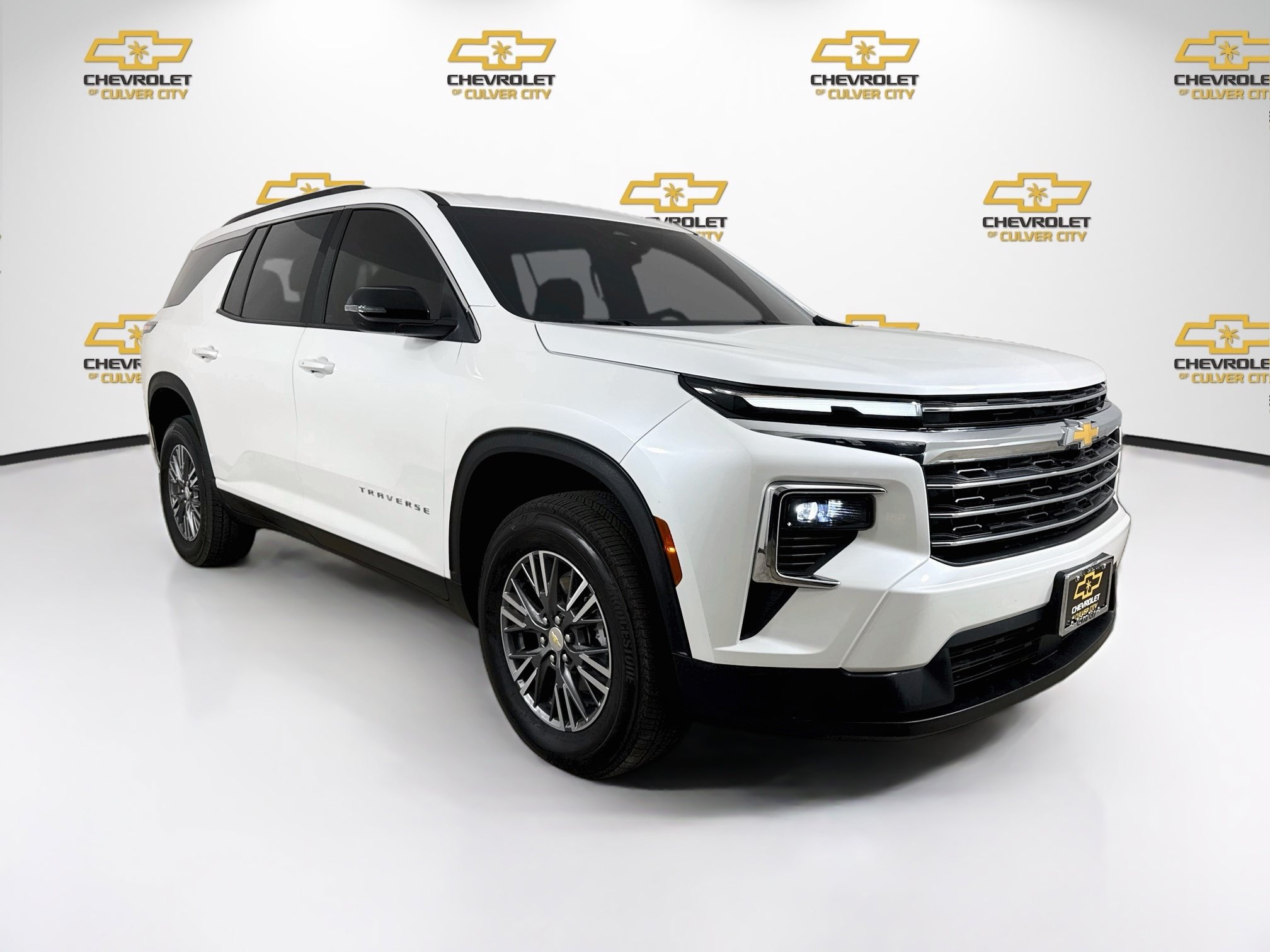 Used 2025 Chevrolet Traverse LT FWD image 1