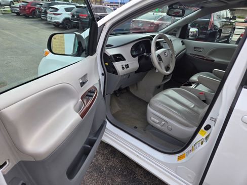 Used 2013 Toyota Sienna XLE AWD/4WD image 5