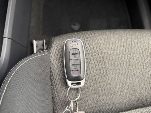 Used 2025 Nissan Rogue SV FWD image 18