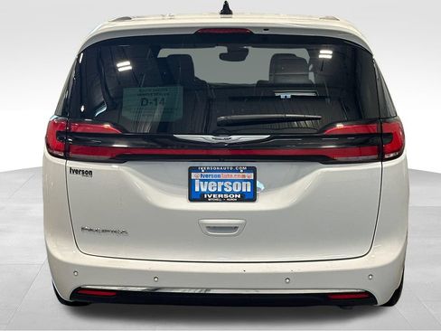 Used 2025 Chrysler Pacifica Select FWD image 6