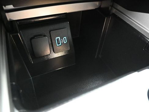 Used 2021 Ford Explorer XLT image 18