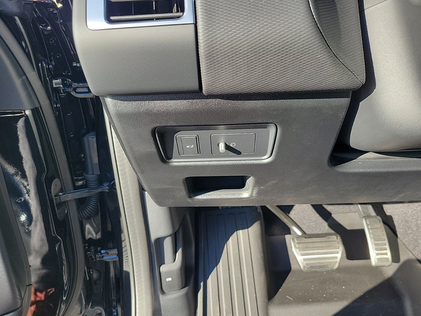 Used 2025 Land Rover Discovery Dynamic SE AWD/4WD image 39